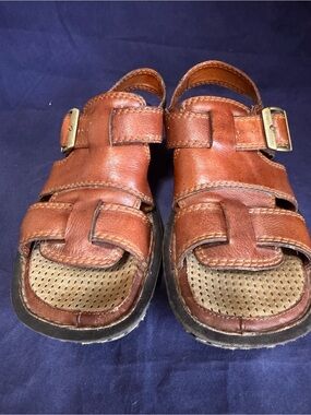 BORN Mens 8 Women 10 Brown Leather Buckle Open Toe Fisherman Style Sandals M663